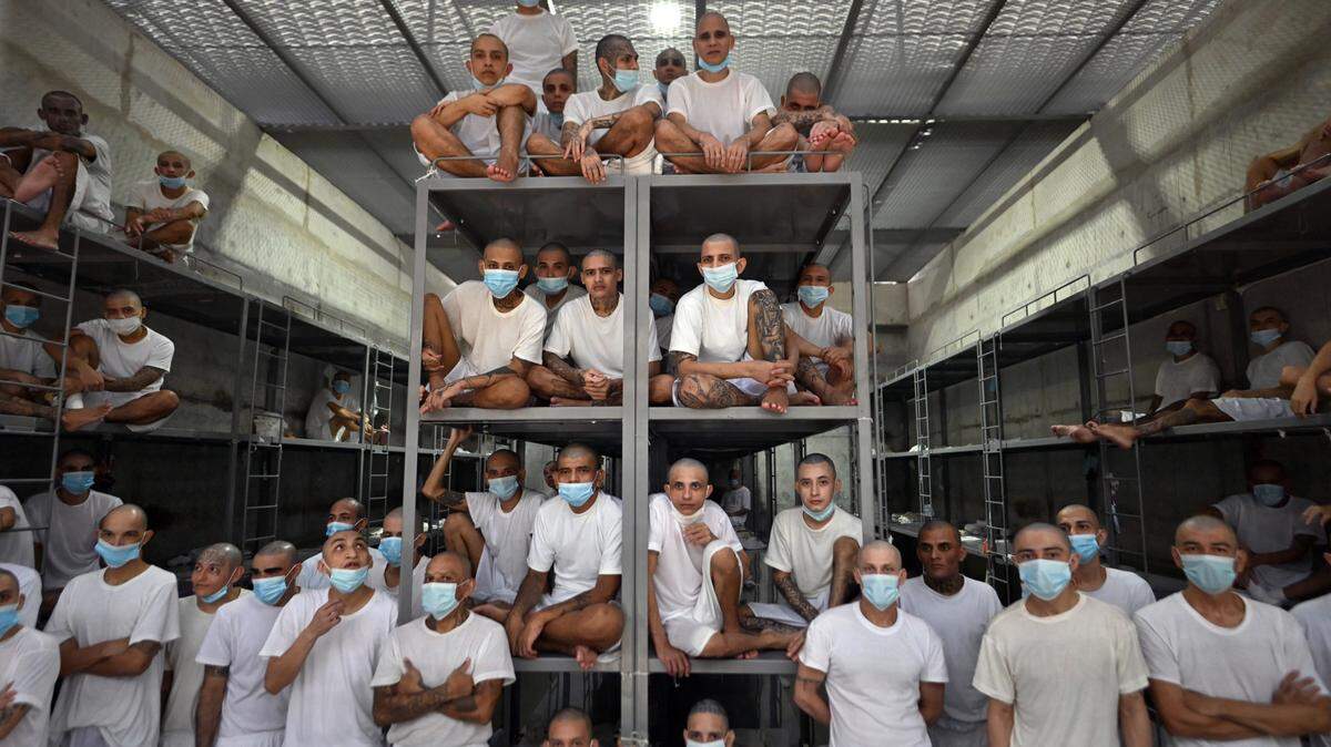 Un segundo grupo de 2,000 detenidos fue trasladado al megacentro penitenciario Centro de Internamiento de Terroristas (CECOT) el 15 de marzo de 2023 en Tecoluca, El Salvador. Desde que el presidente Nayib Bukele declaró el estado de excepción en marzo de 2022, más de 62,000 presuntos pandilleros han sido arrestados.