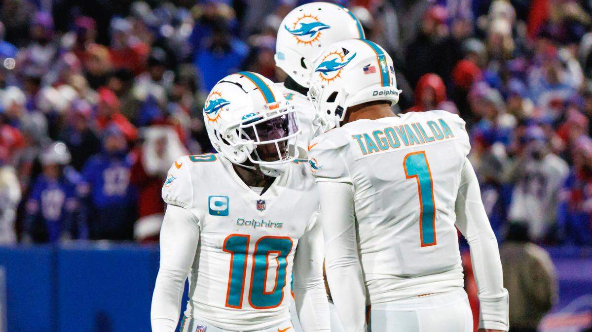 El wide receiver de los Dolphins, Tyreek Hill (10), celebra con el quarterback Tua Tagovailoa después de anotar un touchdown contra Buffalo Bills, en el partido celebrado el 17 de diciembre de 2022 en Orchard Park, Nueva York.