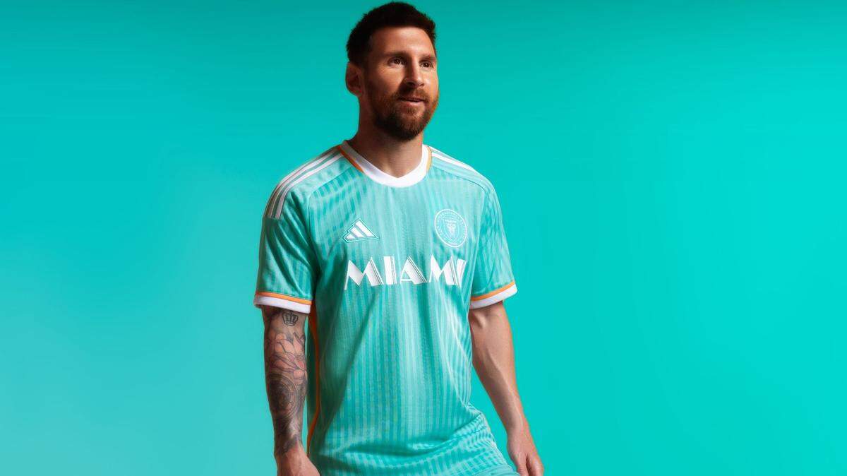 Leo Messi posa con la nueva camiseta del Inter Miami inspirada en la nostalgia de los años 80, la cual se apoya en la vitalidad del estilo vintage de Miami. Esta tercera equipación hará su debut en el partido en casa del 20 de julio contra el Chicago Fire.
