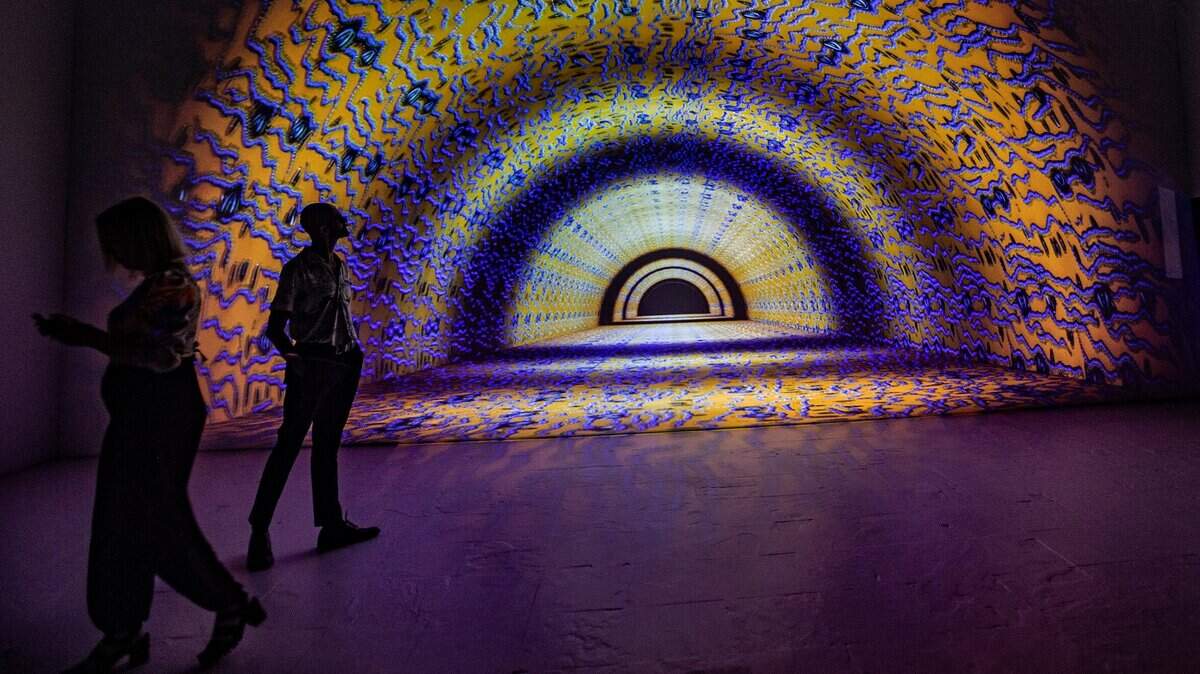 Surreal 360: A Salvador Dalí Experience se exhibe en el Palacio de Hielo de Miami. Esta exposición muestra más de 200 obras originales de Dalí, entre ellas obras gráficas, esculturas, grabados y mucho más; además, los visitantes tendrán la oportunidad de darle vida al arte con la realidad aumentada y sumergirse en el mundo surrealista de Dalí.