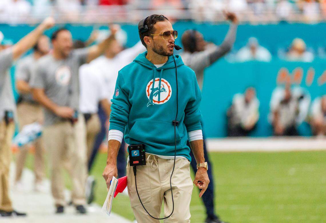 El entrenador en jefe de los Miami Dolphins, Mike McDaniel, mira desde la barrera durante el tercer cuarto de un partido de fútbol americano de la NFL contra los New England Patriots en el Hard Rock Stadium el domingo 29 de octubre de 2023 en Miami Gardens, Florida.