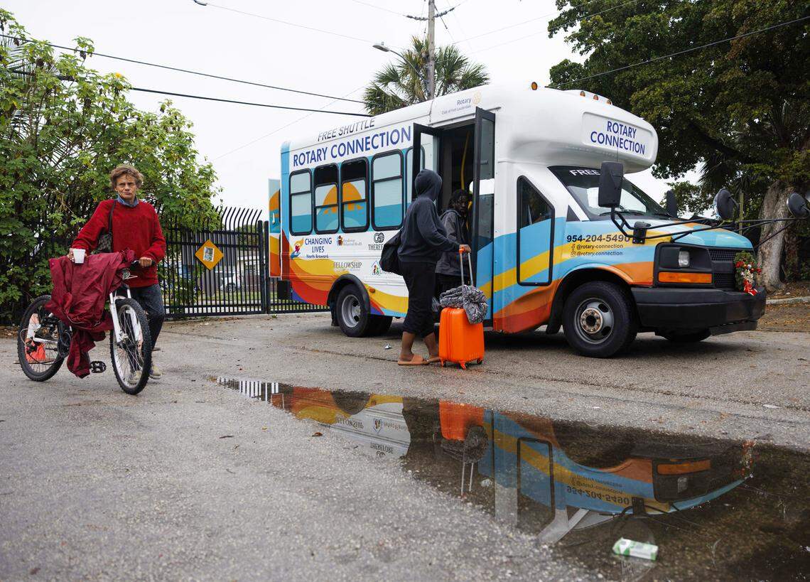La gente aborda el autobús Rotary Connection, una iniciativa sin fines de lucro que ofrece transporte gratuito a servicios sociales en la ciudad, el lunes 12 de enero de 2026, frente a LifeNet4Families en Fort Lauderdale, Fla. 