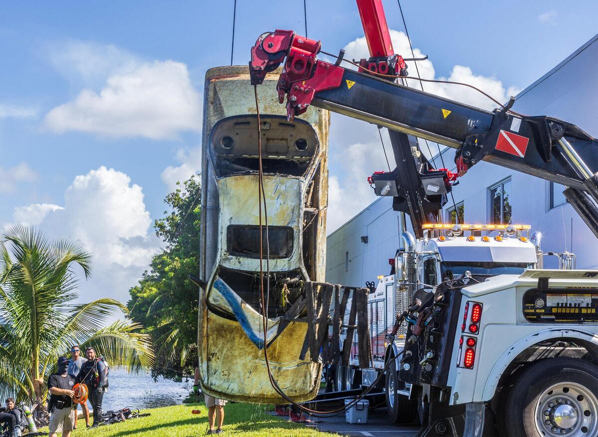Vista de un Nissan Altima 2002 mientras es sacado de un lago en Doral por buzos de la Policía y del Departamento de Bomberos de Miami-Dade. Los buzos localizaron el martes 8 de agosto de 2023 unos 20 vehículos en el lago, tras el aviso de un equipo de buzos voluntarios que descubrió más de 30 autos en el lago cerca de Northwest 13th Terrace.