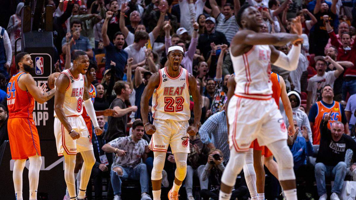 El delantero del Heat, Jimmy Butler (22) celebra tras anotar la canasta del empate al final del último cuarto contra el Thunder en el FTX Arena de Miami, el martes 10 de enero de 2023.