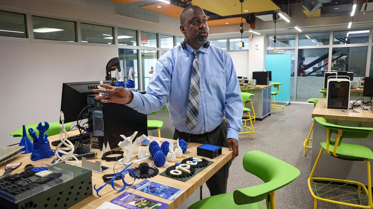 ANSELM KNIGHTS, presidente de la Escuela de Ingeniería y Tecnología, en un laboratorio dentro del Centro de Inteligencia Artificial en el campus norte del Miami Dade College.