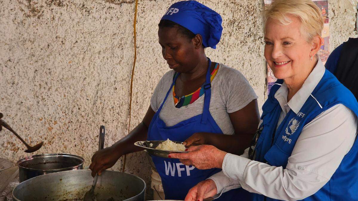 Cindy McCain, nueva directora ejecutiva del Programa Mundial de Alimentos de la ONU, ayuda a servir comidas calientes a los estudiantes de la Escuela Elim, en Jérémie, en la región haitiana de Grand'Anse. La comida se hizo con cultivos locales. La visita de McCain el lunes 19 de junio de 2023 formó parte de un viaje de dos días para llamar la atención mundial sobre la crisis de hambre generalizada en Haití.
