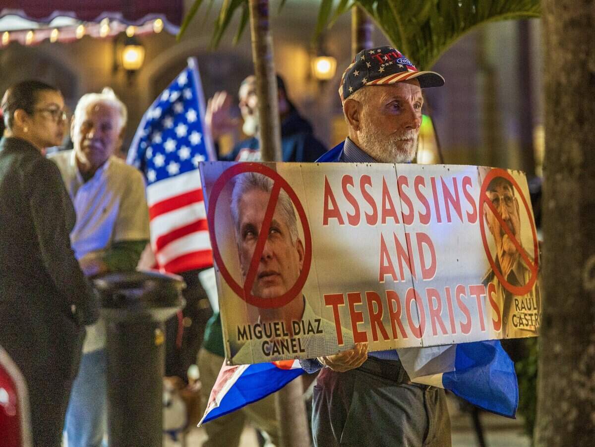Agustín Acosta fue de los participantes en la vigilia por los hombres muertos y heridos en la lancha tiroteada por Cuba, realizada el 26 de febrero de 2026 en el restaurante Versailles en Miami.
