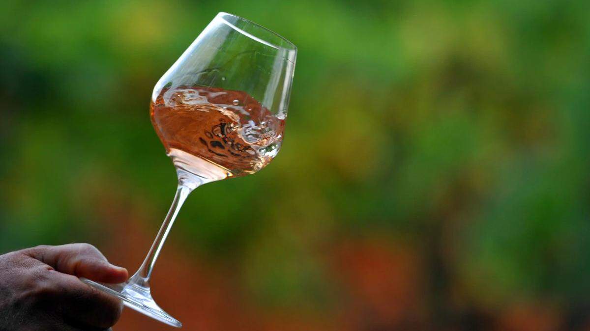 The United States is threatening to impose new tariffs on European wines in an unrelated dispute with the aircraft industry.