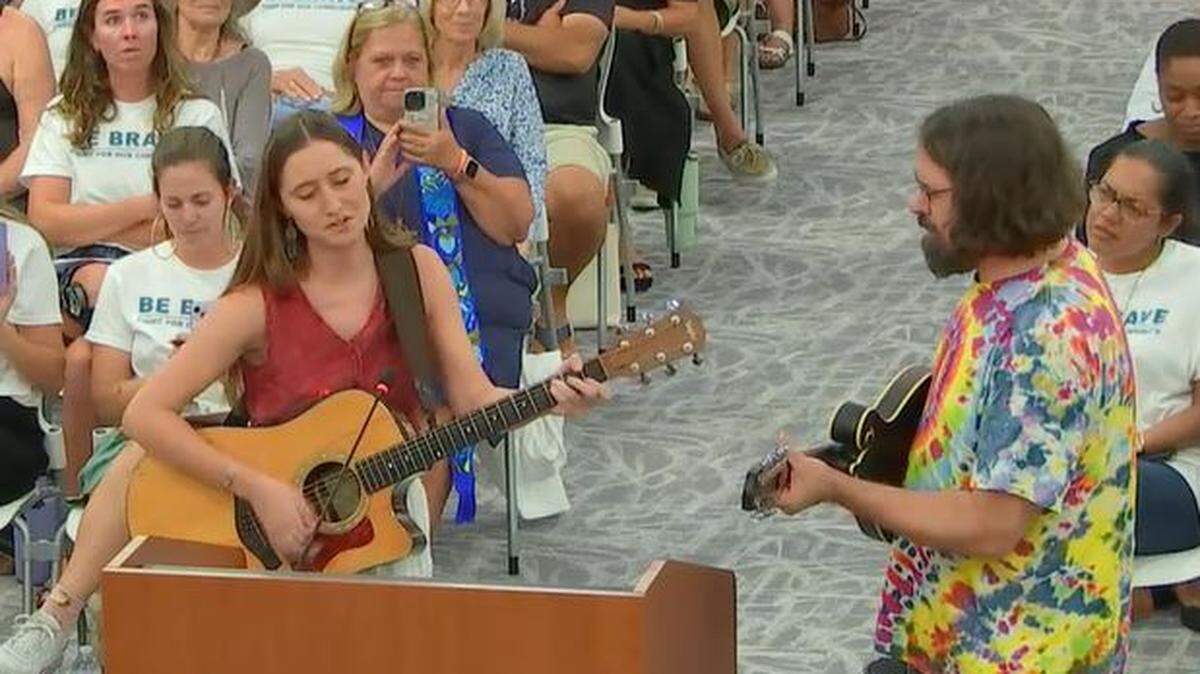 Musicians Jillian Todd and Jesse Wagner sing ‘Deportee,’ a Woody Guthrie song about a plane crash killing migrant farm workers in 1948, during a July 8, 2025, Key West City Commission meeting regarding the city’s agreement with U.S. Immigration and Customs Enforcement.