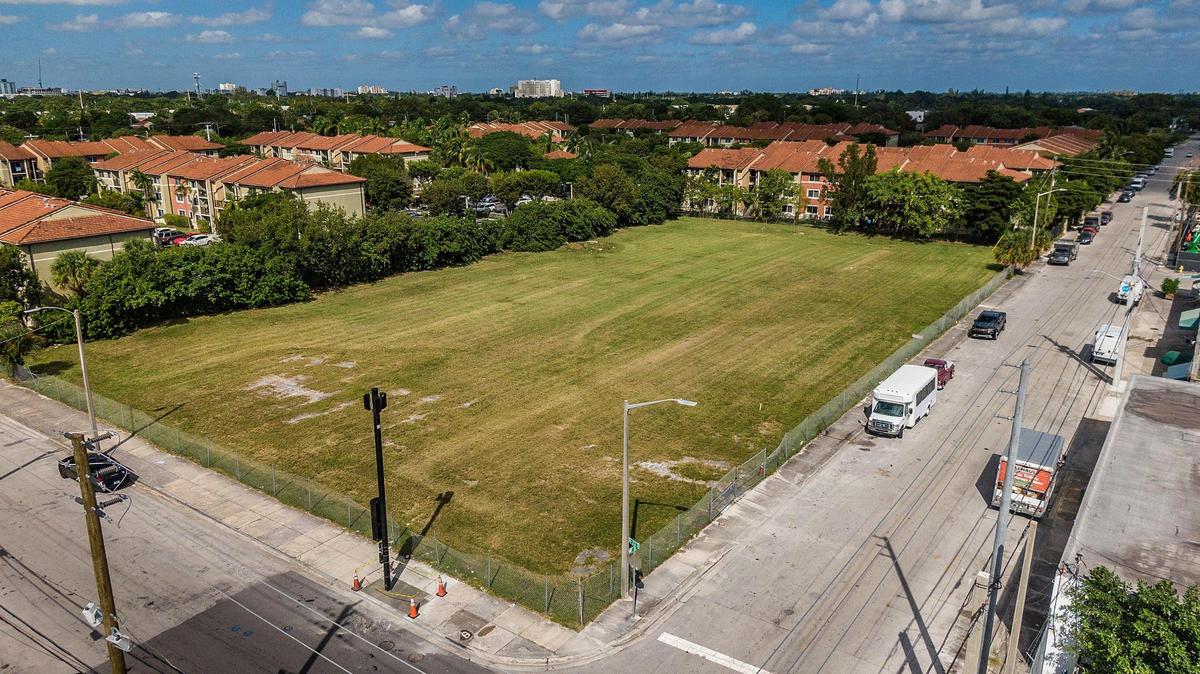 Vista de un lote ubicado en NW 23 Street y 8 Avenue, sitio de un futuro edificio de viviendas asequibles para la fuerza laboral en Allapattah, el domingo 30 de octubre de 2022.