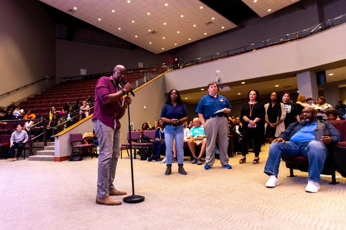 Vern Alexander, del sur de Dade y de 53 años, habla durante una asamblea pública sobre las nuevas normas curriculares aprobadas por el estado sobre la historia afroamericana en la Iglesia Bautista Misionera Antioch en Miami Gardens, Florida, el 10 de agosto de 2023. D.A. Varela dvarela@miamiherald.com