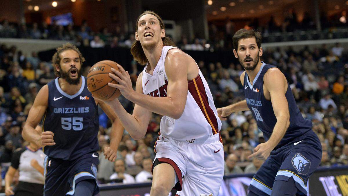 El delantero del Heat Kelly Olynyk entra al aro entre los jugadores de los Grizzlies Joakim Noah (55) y Omri Casspi (18) este 14 de diciembre en Memphis.