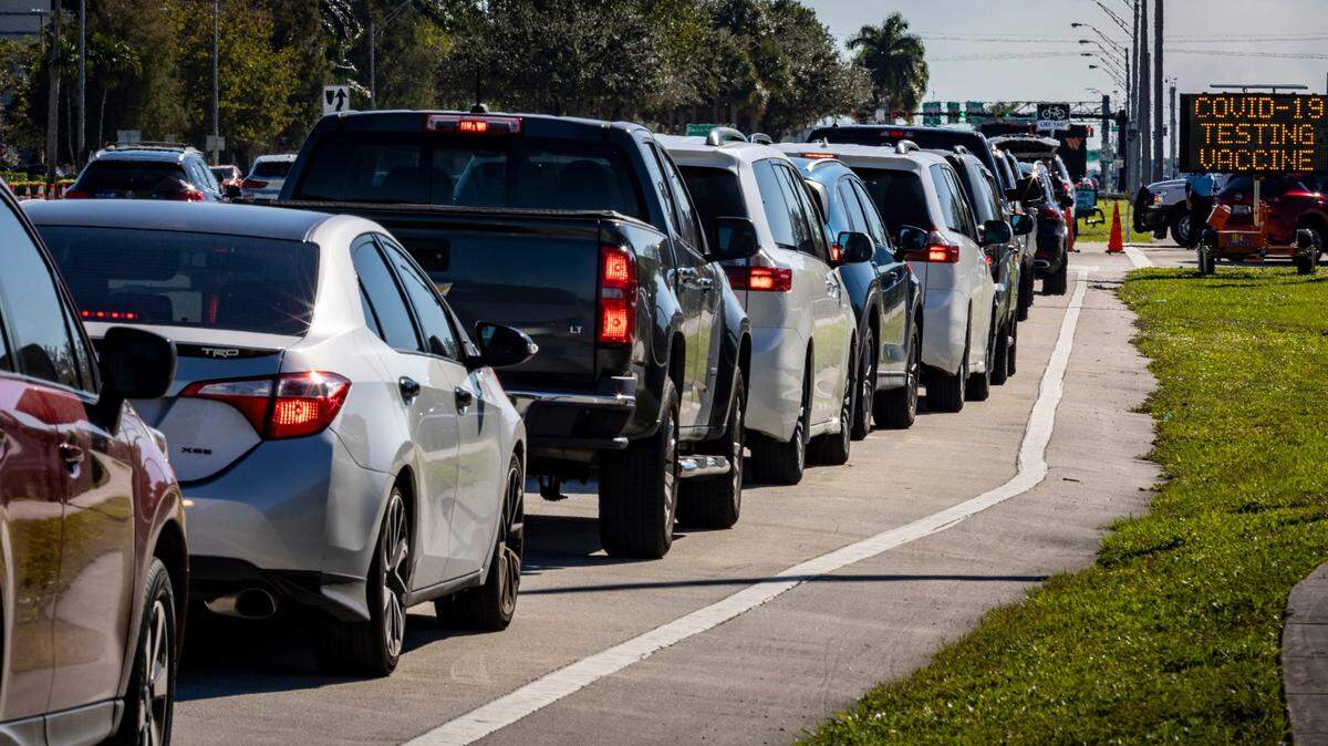 Pembroke Pines, Florida, December 23, 2021 - Cars along Flamingo Road line up to enter the Covid-19 Testing and vaccination site at C B Smith Park in Broward County.