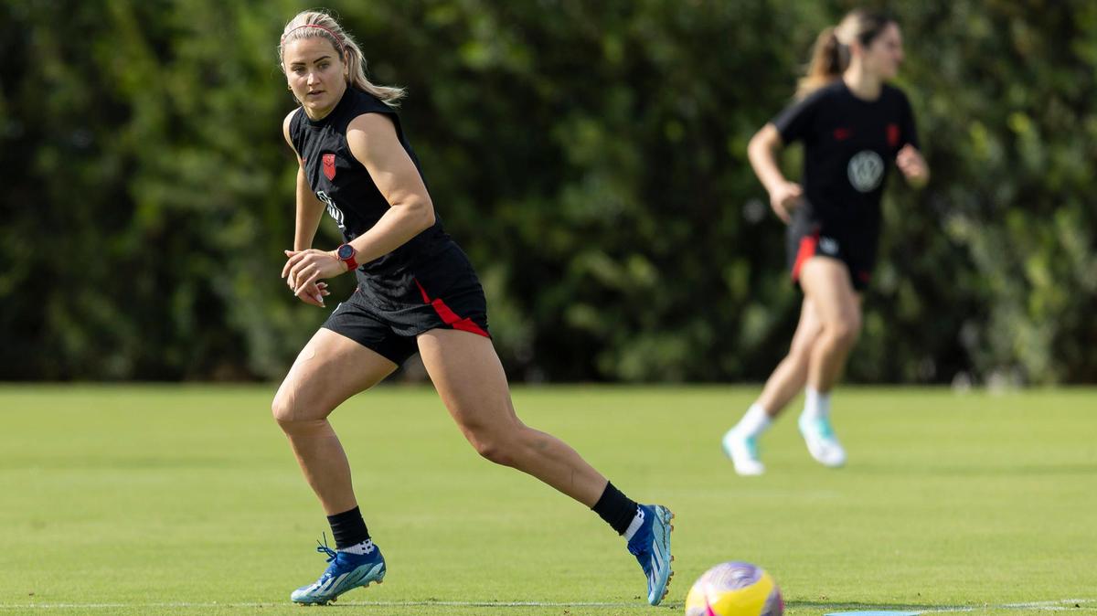 United States midfielder Lindsey Horan (10) runs drills during team practice at the Florida Blue Training Center on Tuesday, Nov. 28, 2023, in Fort Lauderdale, Fla.