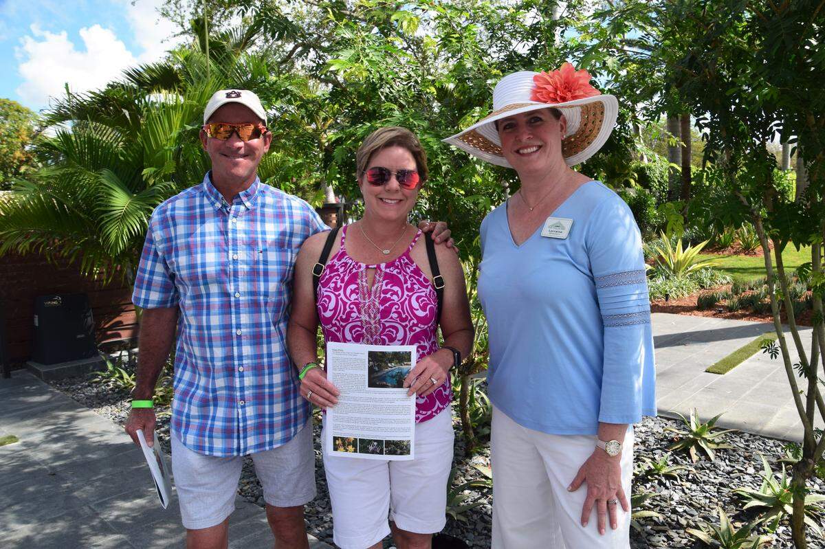 Lee and Dina Elmslie enjoyed the 2019 Garden Tour with The Villagers’ Lorraine Sheldon.