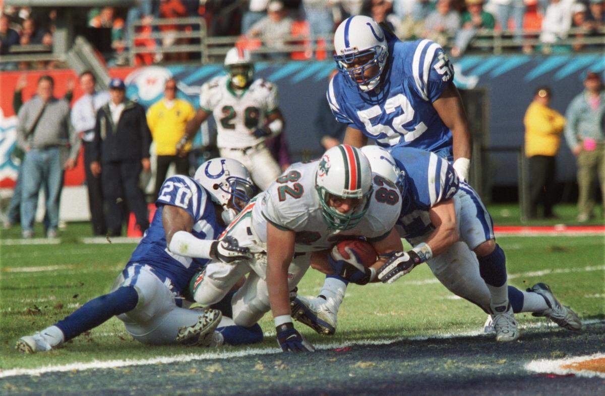 Miami Dolphins’ Jed Weaver (82) scores the tying touchdown against the Indianapolis Colts during the fourth quarter at Pro Player Stadium, Sunday, Dec. 30, 2000, in Miami. The Dolphins went on to win 23-17 in overtime.