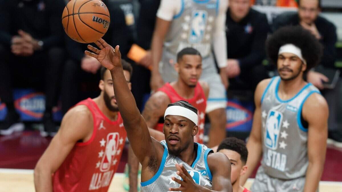 El jugador del Heat Jimmy Butler tira al aro en la primera mitad del Juego de las Estrellas, celebrado el domingo 20 de febrero de 2022, en Cleveland.
