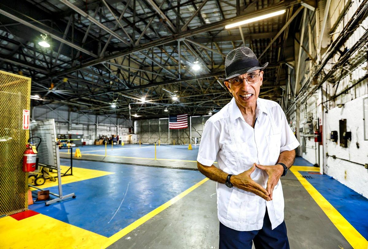Armando Martínez, ex vicepresidente de operaciones de vuelo de Miami Air International, mostró el interior de un hangar de 1929 construido por el legendario fundador de Pan American Airways, Juan Trippe, en el Aeropuerto Internacional de Miami en 2023. Martínez forma parte de un grupo que pide al Condado Miami-Dade que designe el hangar, la estructura en pie más antigua del aeropuerto, como monumento histórico.