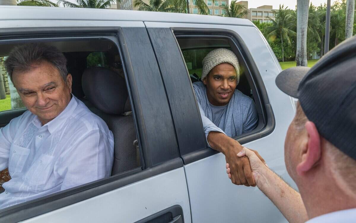 Ramon Saúl Sanchez, presidente de Movimiento Democracia, lleva en auto al artista disidente cubano Luis Manuel Otero Alcántara a Our Lady of Charity National Shrine el sábado.