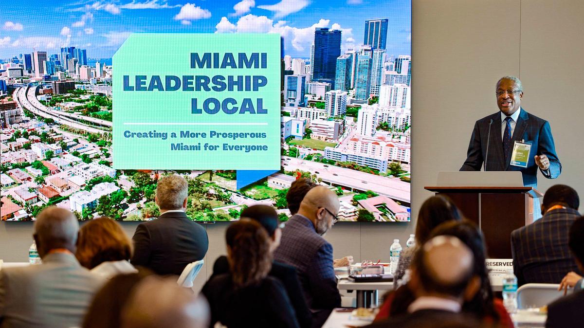 Albert E. Dotson, Jr., presidente ejecutivo y socio administrativo de Bilzin Sumberg, habla durante la conferencia de Miami Leadership Local en Bilzen Sumberg, en Miami, el viernes 27 de octubre de 2023.
