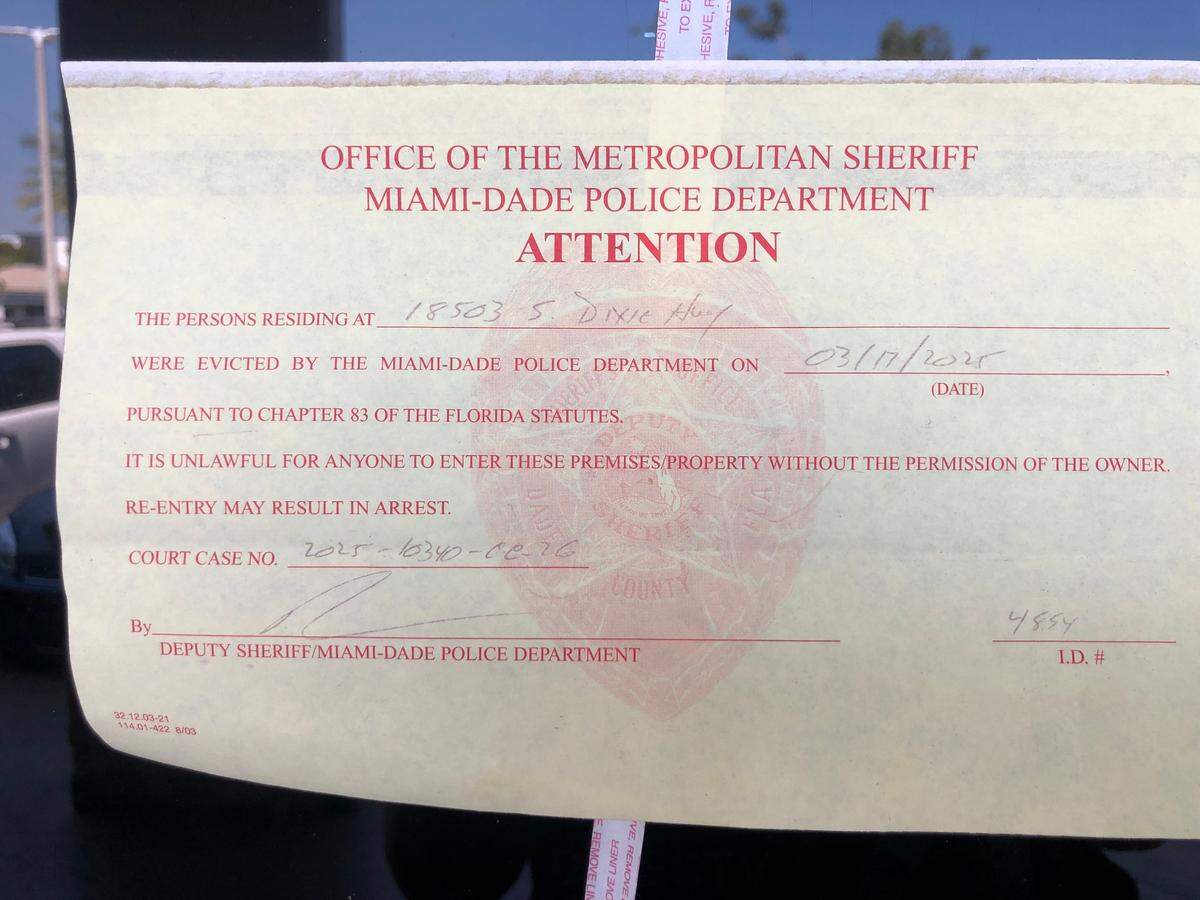 Eviction notice on the door of Pubgrill.