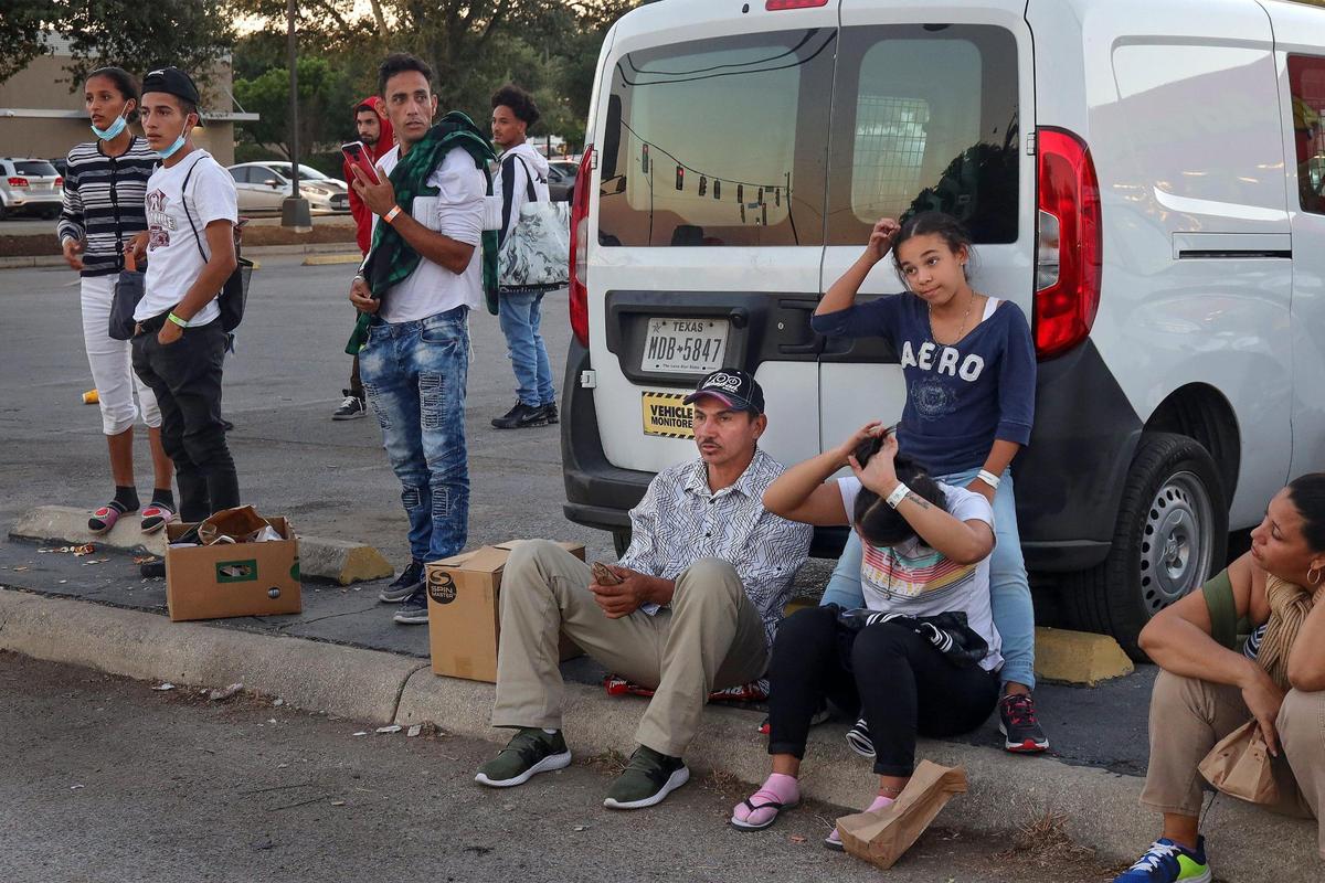 El sábado 1 de octubre de 2022, los migrantes venezolanos se sientan, trabajan y esperan mientras muchos intentan salir de San Antonio mientras otros se quedan donde están esperando una vida mejor.