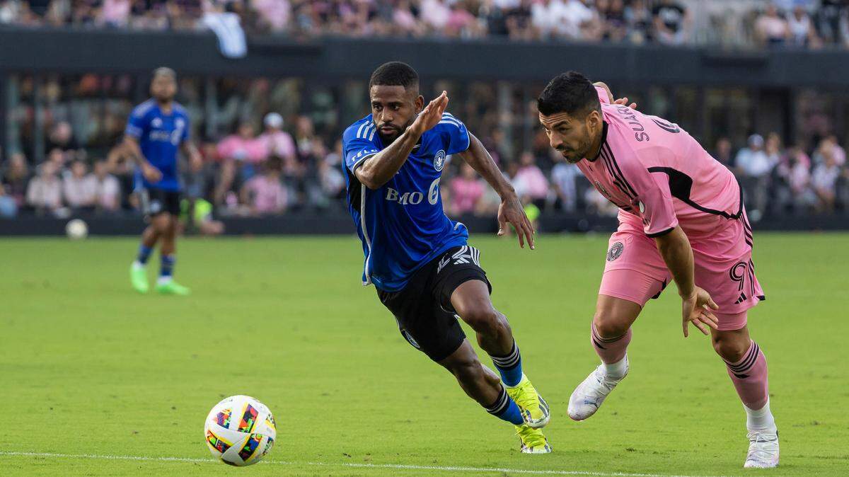 Inter Miami forward Luis Suárez (9) and CF Montréal defender Ruan (22) compete for the ball in the second half of their MLS match at Chase Stadium on Sunday, March 10, 2024, in Fort Lauderdale, Fla.