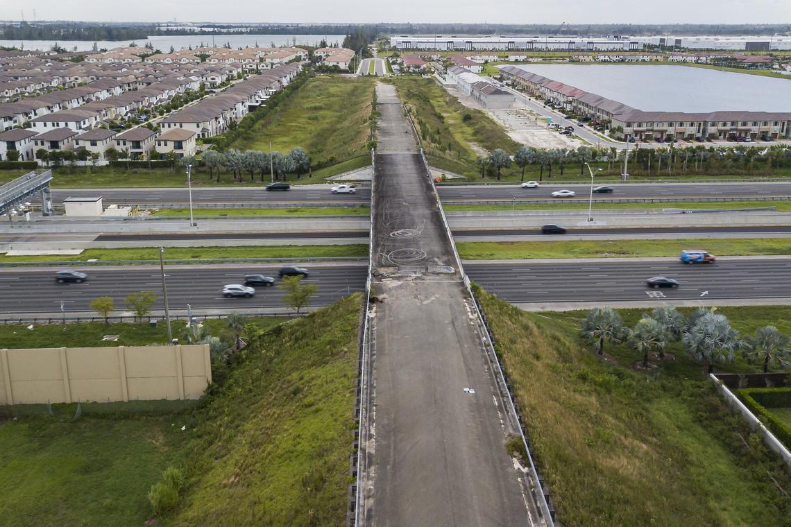Vista aérea del paso superior cerrado en la NW 154 Street que enlaza a Hialeah con Miami Lakes, en una imagen del 12 de septiembre de 2019. Vecinos de Hialeah han pedido a Miami-Dade que abra el puente para conectar su zona con Miami Lakes..