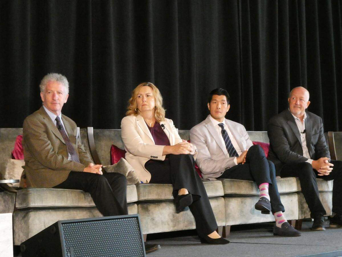 De izquierda a derecha: El doctor Thomas T. Perls, director de New England Centenarian Study, financiado por National Institute on Aging; Jean Bell, ejecutiva de Global Commercial Banking Healthcare, Education, and Not-for-Profit de Bank of America; el doctor Gordon Chen, licenciado por la Facultad de Medicina Miller de la Universidad de Miami (UM), director y miembro del concejo de ChenMed; y el presidente y presidente ejecutivo de la empresa de neurociencia Cognivue Thomas O'Neill, participaron como ponentes en la conferencia anual "The New Face for Aging".