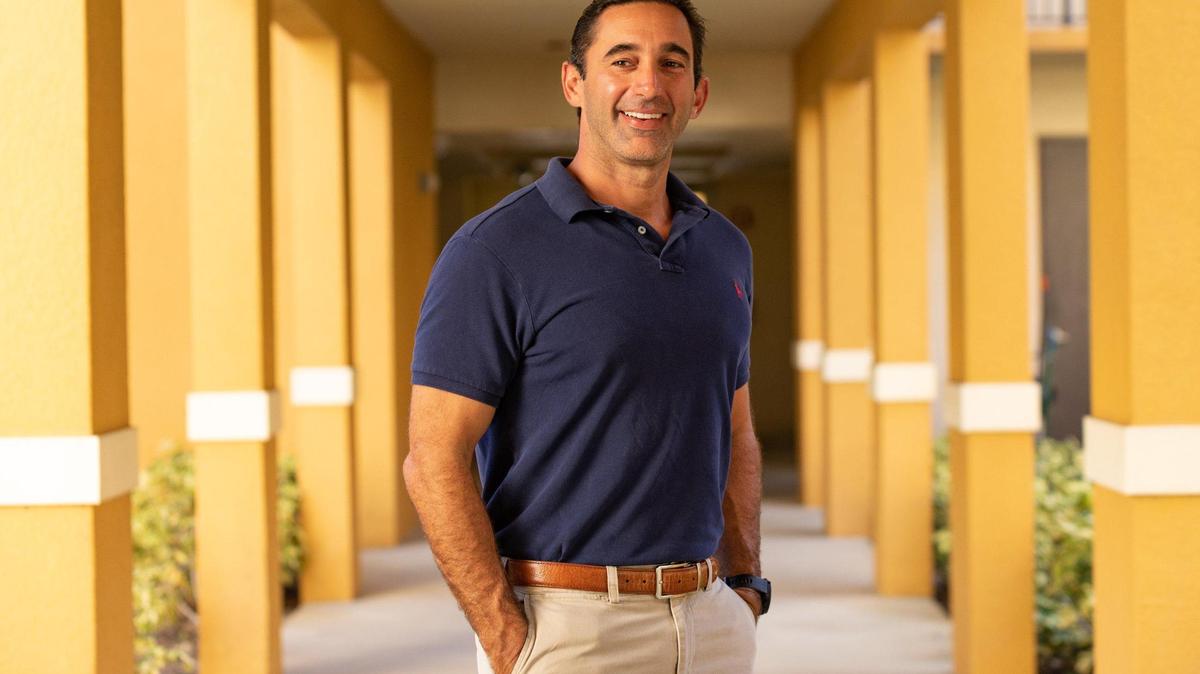 Raúl Rodríguez sigue construyendo viviendas asequibles como Li'l Abner I Apartments en Sweetwater, a pesar de los obstáculos para la urbanización.