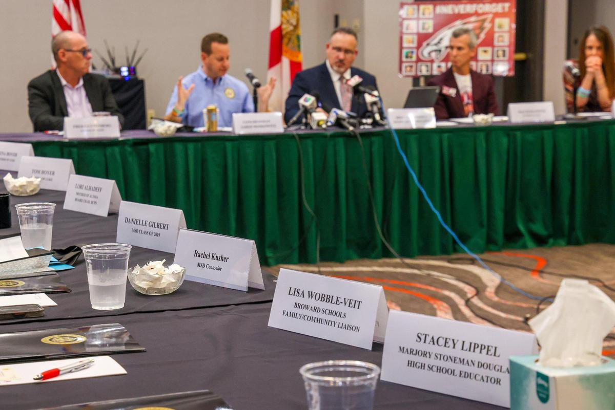 El secretario de Educación de EEUU, Miguel Cardona, participa en una mesa redonda con los padres de las víctimas del tiroteo masivo por invitación del legislador federal Jared Moskowitz sobre la seguridad escolar y la salud mental después de visitar la Secundaria Marjory Stoneman Douglas, el lunes 22 de enero de 2024, en Parkland, Florida.