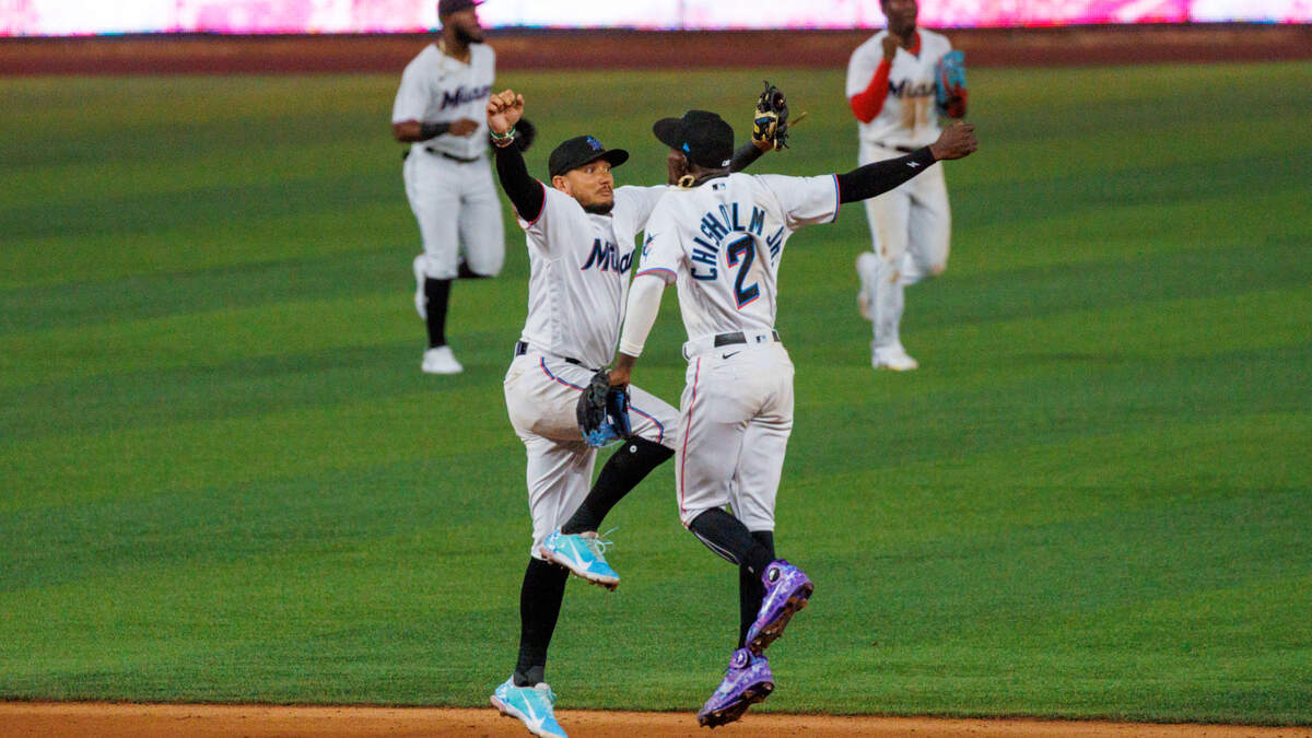 El torpedero de los Marlins Miguel Rojas (izq.) y el segunda base Jazz Chisholm Jr. celebran tras el triunfo ante los Filis de Filadelfia, en el partido celebrado el 14 de abril de 2022 en Miami.