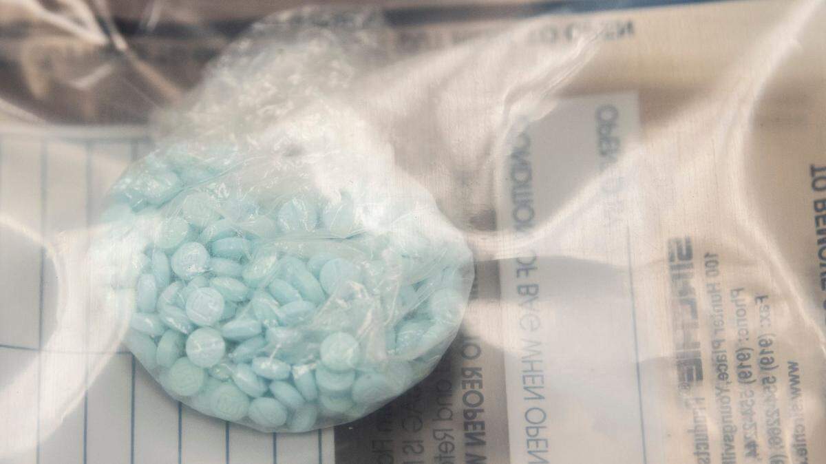 Narcóticos incautados que incluyen píldoras de fentanilo, entre otras drogas, durante una conferencia de prensa en la oficina de Investigaciones Penales (CID) del Departamento de Policía de Montgomery, en Montgomery, Alabama, el lunes 8 de agosto de 2022.