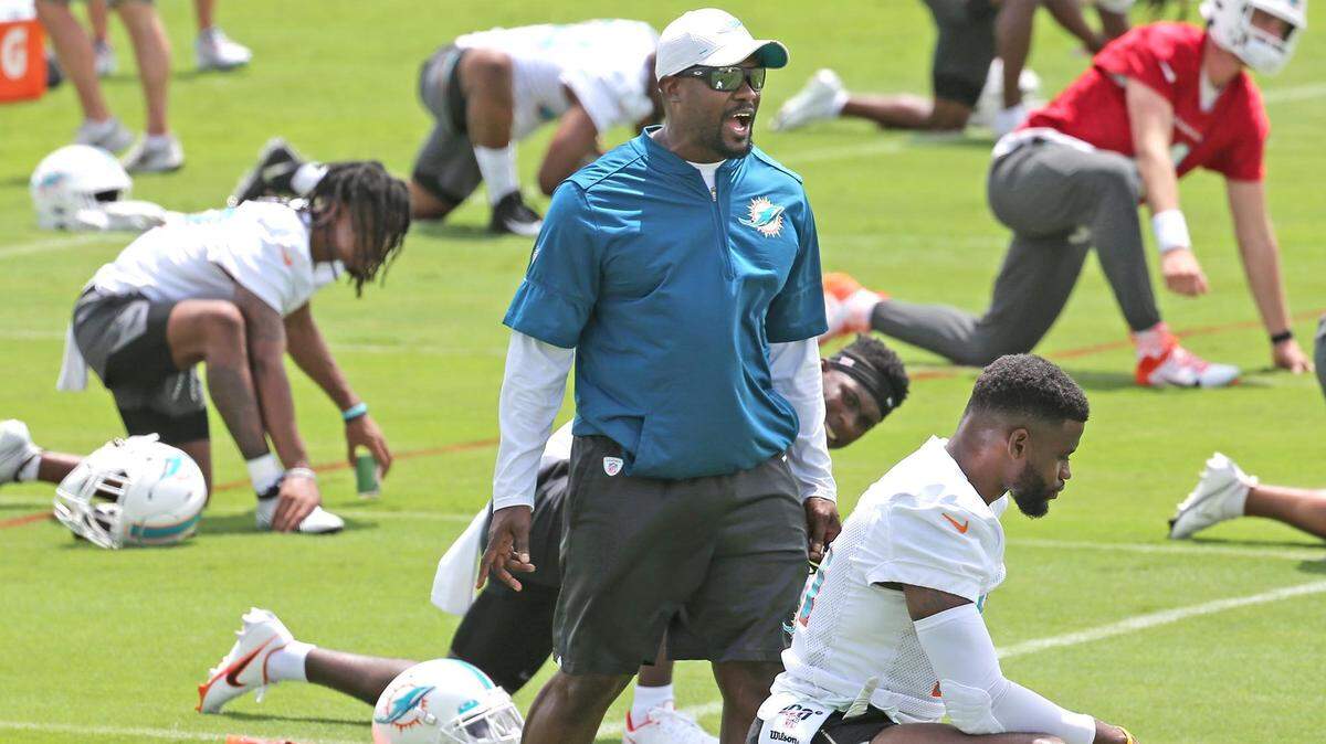 El entrenador de los Miami Dolphins, Brian Flores, dirige la práctica del mini campamento, el 11 de junio de 2021, en Davie, donde ya no tendrán que ir a entrenar más.