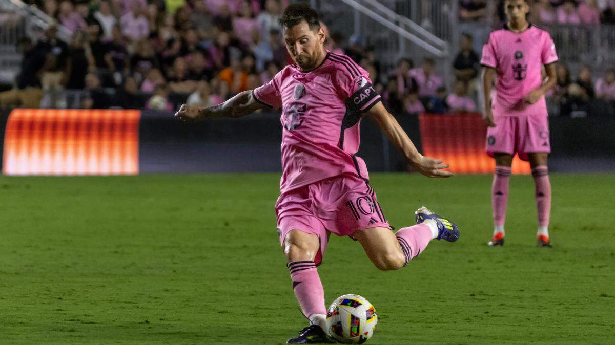 El delantero del Inter Miami Lionel Messi anota un gol en la segunda mitad del partido contra el Atlanta United en el Chase Stadium, el 29 de mayo de 2024 en Fort Lauderdale, Florida.