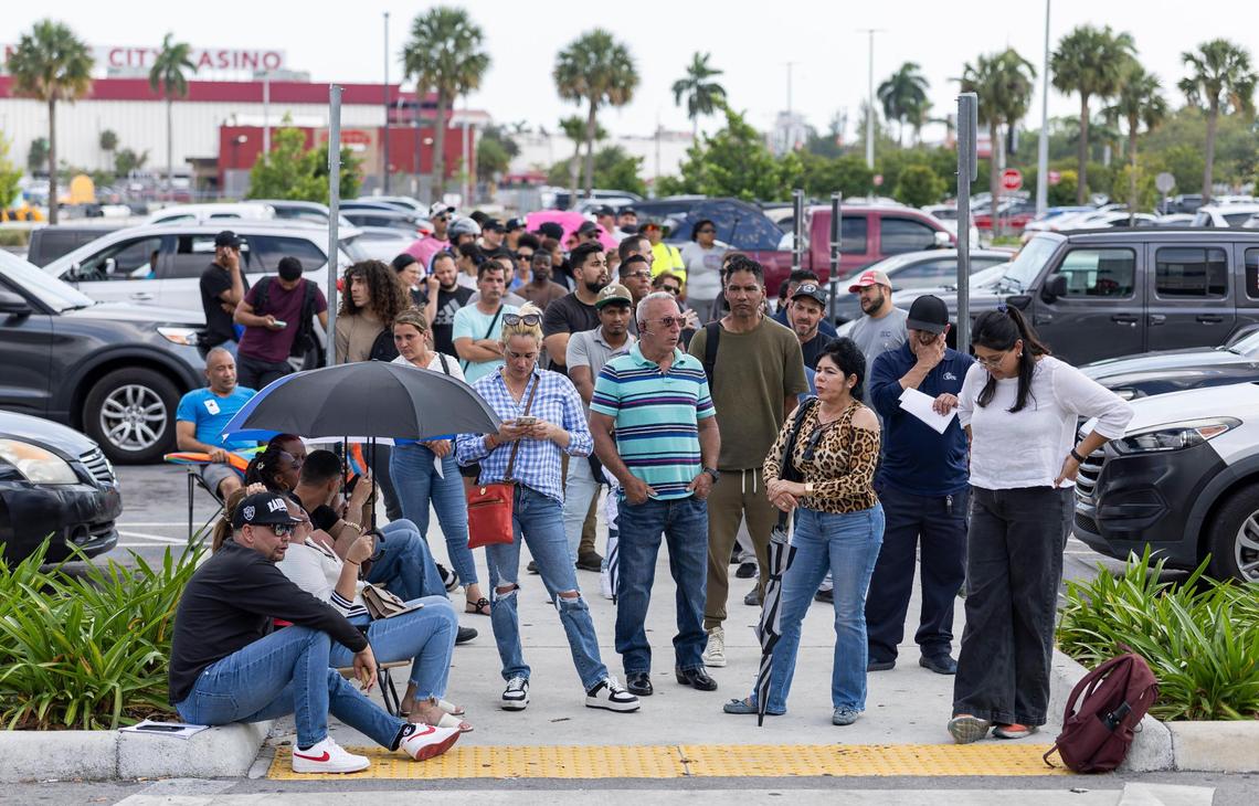 Personas que llegaron sin cita esperan en fila afuera de un Centro de Licencias de Conducir y Servicio de Vehículos Motorizados de Florida Highway Safety and Motor Vehicles el miércoles 16 de abril de 2025, en Miami, Florida.