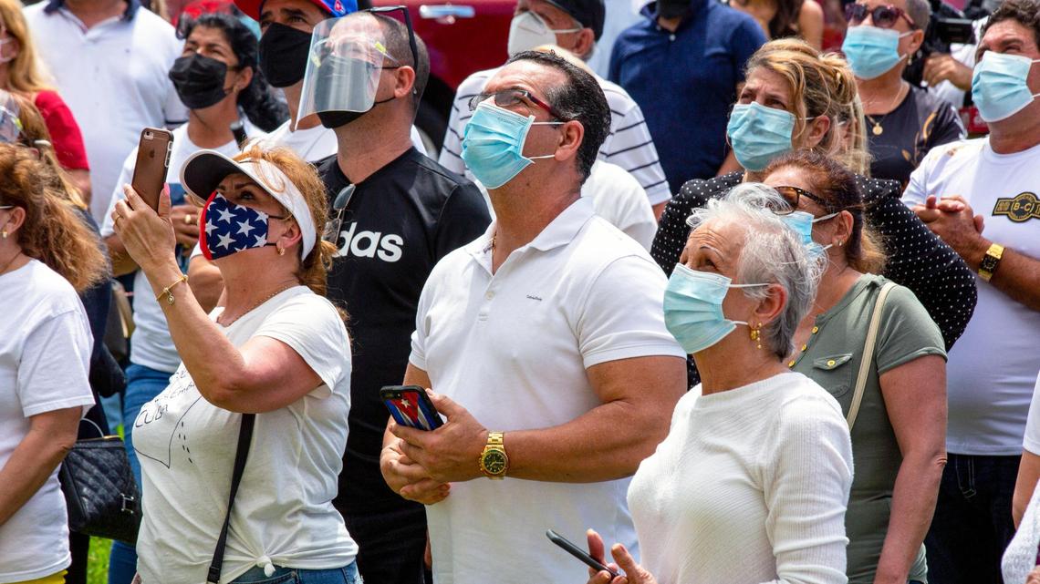 Grupos que abogan por la reanudación del programa de reunificación familiar cubana y la reapertura de los servicios de visado en La Habana celebran un servicio de oración con el padre Fernando Heria en la Ermita de la Caridad en Miami, Florida, el domingo 14 de marzo de 2021. Más de 78,000 cubanos están a la espera de un visado de inmigración para venir a Estados Unidos, mientras que otros 22,000 permanecen en el limbo tras la suspensión de un programa de reunificación familiar.