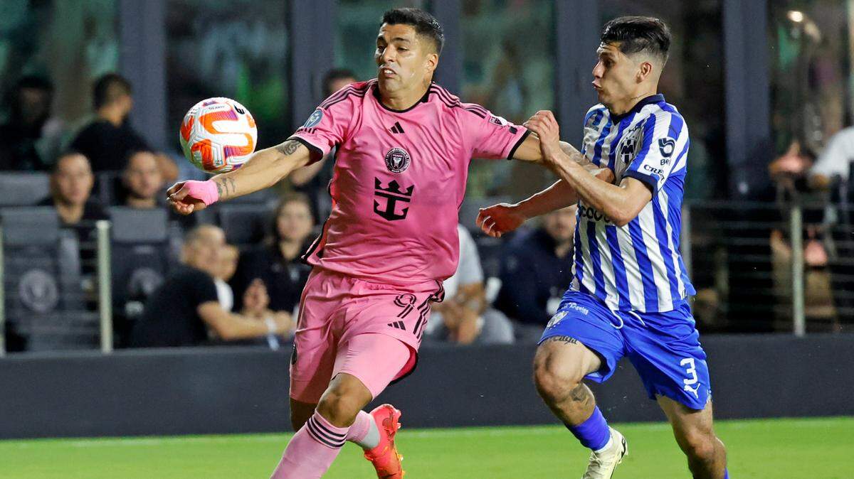 El delantero del Inter Miami Luis Suárez (izq.) lucha por la pelota con Gerardo Arteaga, de Monterrey, en el partido de ida de los cuartos de final de la Liga de Campeones de la Concacaf, celebrado el 3 de abril de 2024 en Fort Lauderdale, Florida.
