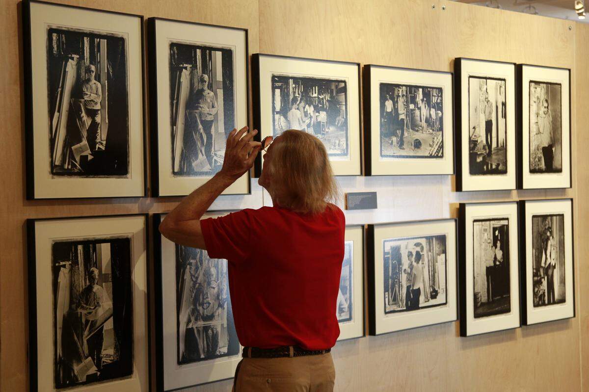 El fotógrafo William John Kennedy en Kiwi Gallery en medio de su exposición fotográfica de Andy Warhol en Miami Beach el 30 de noviembre de 2010.