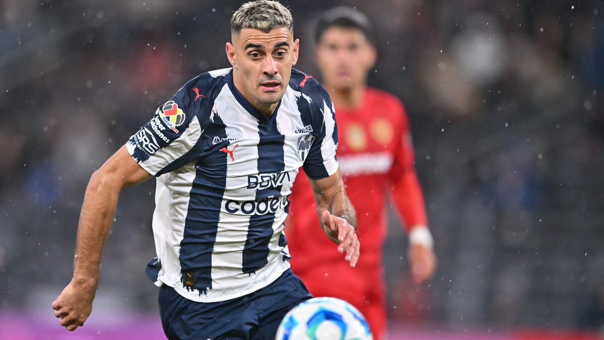 MONTERREY, MEXICO - JANUARY 10: Germán Berterame of Monterrey chases the ball during the 1st round match between Monterrey and Toluca as part of the Torneo Clausura 2026 Liga MX at BBVA Stadium on January 10, 2026 in Monterrey, Mexico. (Photo by Azael Rodriguez/Getty Images)