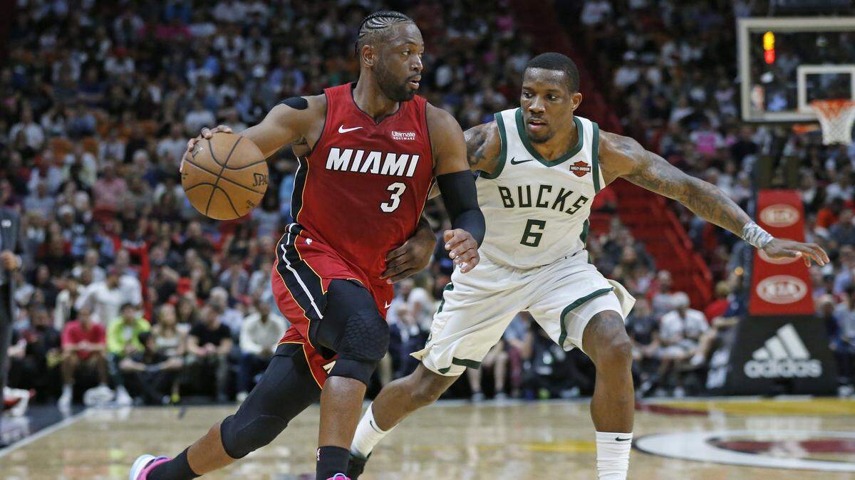 El escolta del Heat Dwyane Wade (3) lleva el balón marcado por el defensa de los Bucks Eric Bledsoe (6) este viernes en el American Airlines Arena.