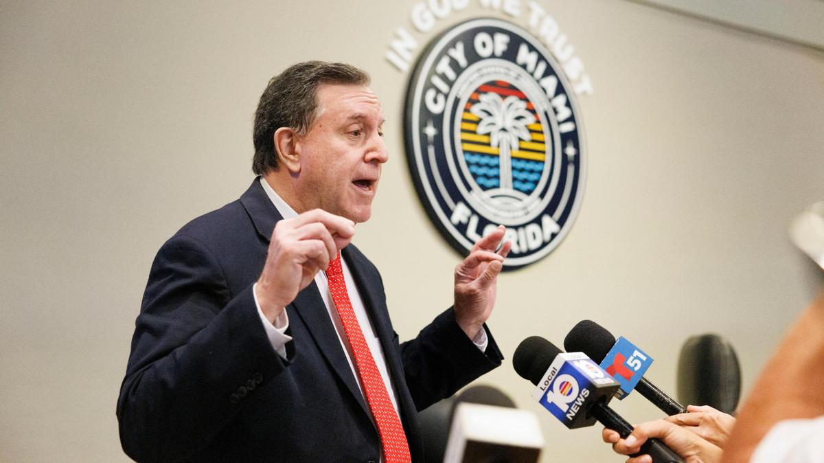 Joe Carollo habla con la prensa durante un receso para el almuerzo de la reunión de la Comisión de la Ciudad de Miami, el jueves 10 de julio de 2025, en el Ayuntamiento de Miami en Coconut Grove.