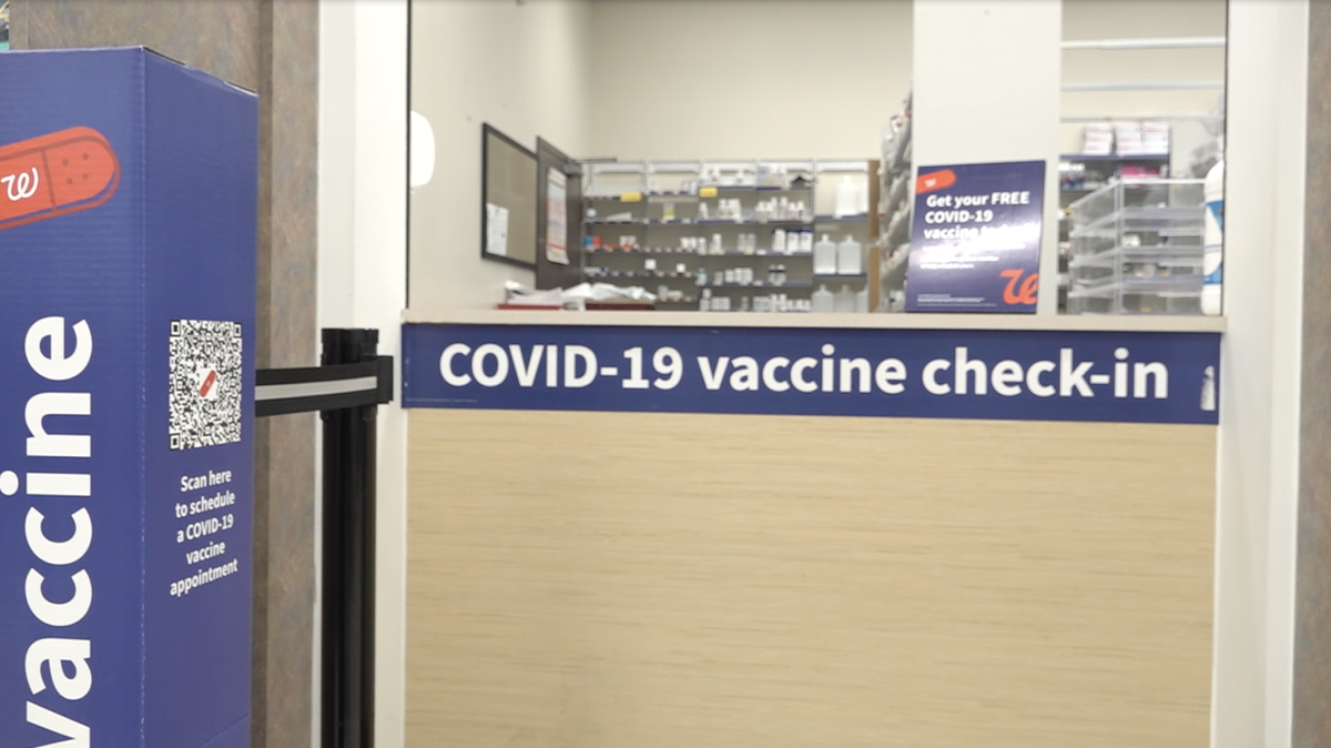 Las tiendas Walgreens de todo el país comenzarán a programar citas para el refuerzo de la vacuna contra el COVID-19 de Pfizer el sábado.