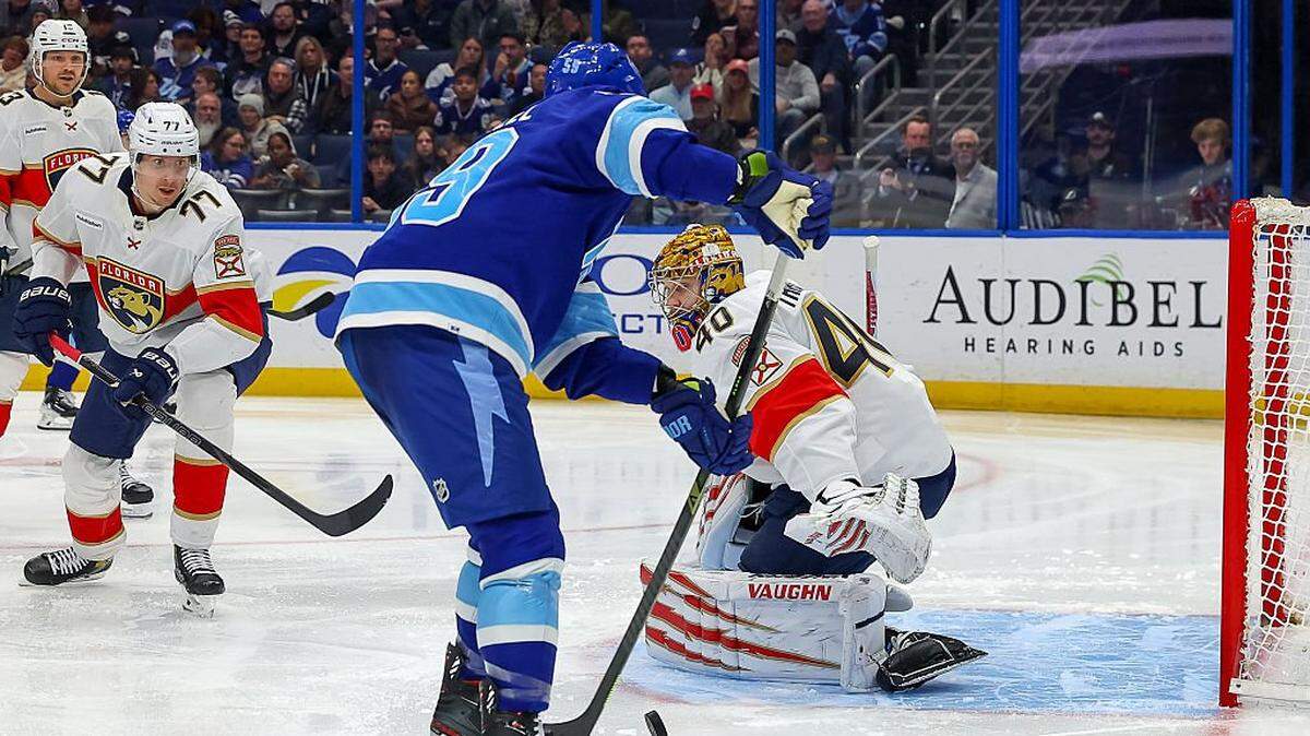 TAMPA, FL - FEBRUARY 5: Jake Guentzel #59 of the Tampa Bay Lightning scores past Daniil Tarasov #40 of the Florida Panthers during the second period at the Benchmark International Arena on February 5, 2026 in Tampa, Florida. (Photo by Mike Carlson/Getty Images)