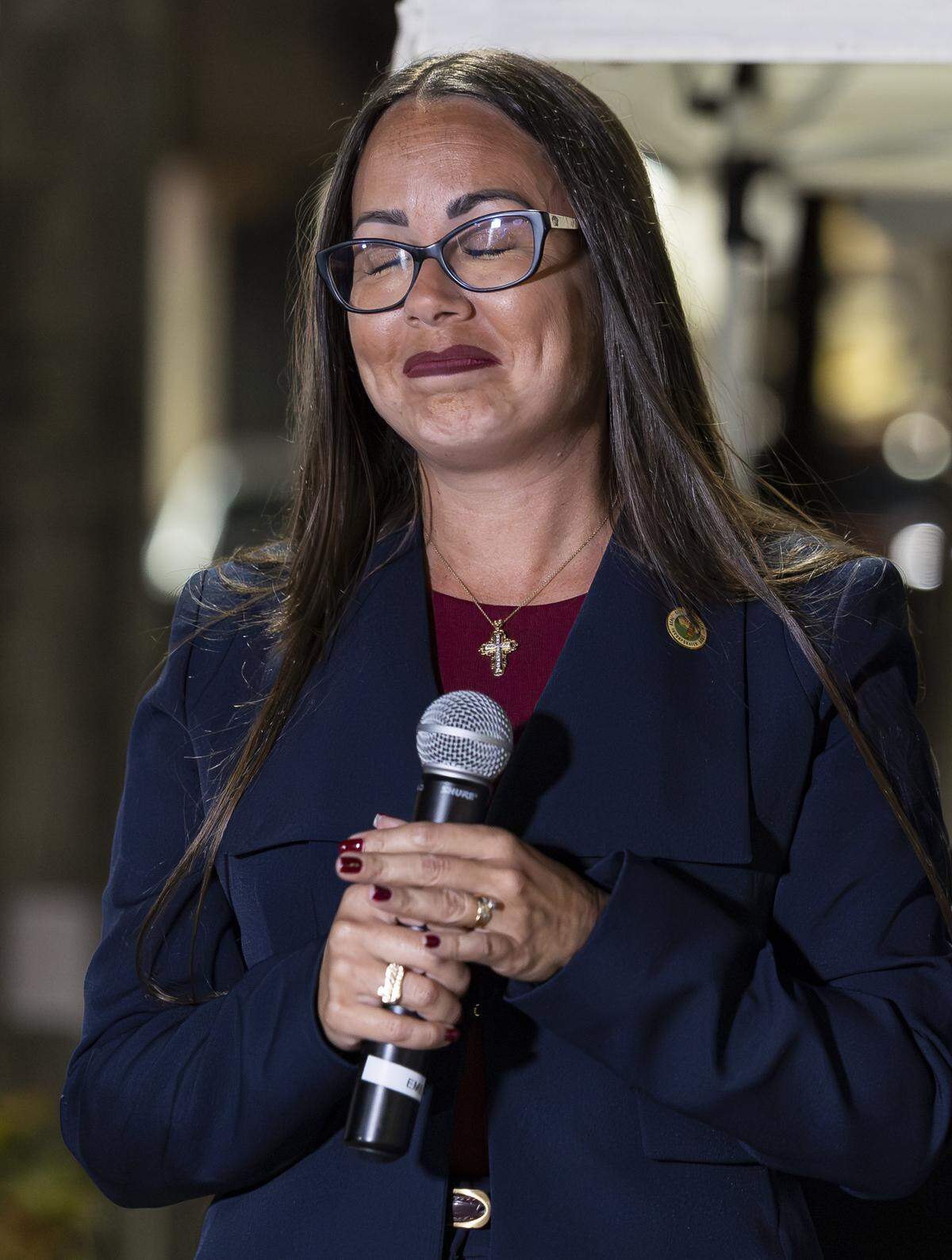La alcaldesa interina Jackie Garcia-Roves pronunció un discurso de concesión en su fiesta de la noche electoral en su sede de campaña después de perder la carrera por la alcaldía de Hialeah ante Bryan Calvo el martes 4 de noviembre de 2025 en Hialeah, Florida.