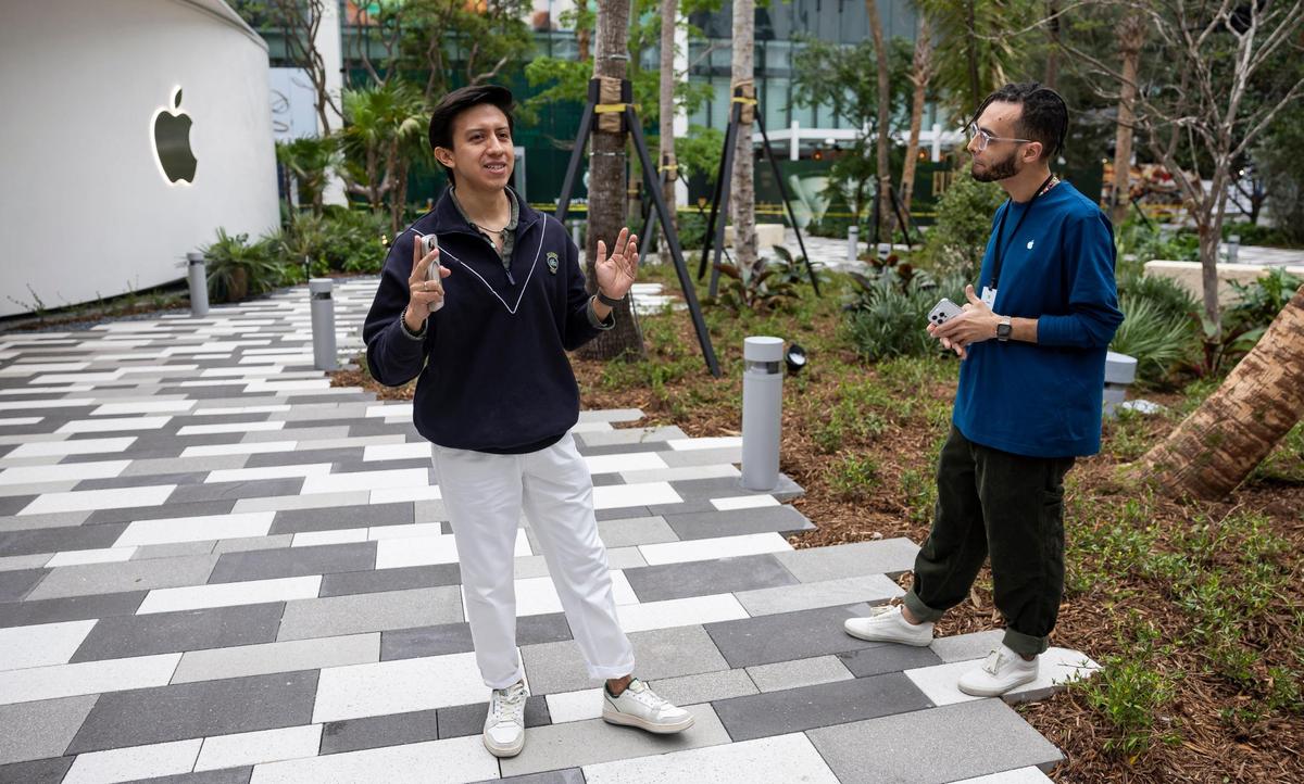 Photographer Erick Quituizaca, left, and Jared, right, an Apple creative pro, give a ‘Today at Apple’ session on improving iPhone photography during a media preview of the new Apple Miami Worldcenter store on Wednesday, Jan. 22, 2025, in downtown Miami, Fla. Apple is set to open its newest store in downtown Miami on Friday, featuring a dedicated pickup area and a biophilic garden.