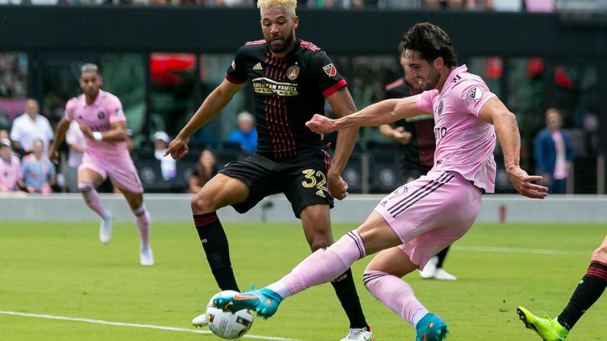 El delantero del Inter Miami CF Leonardo Campana (9) anota un gol contra Atlanta United FC durante la primera mitad de su partido de fútbol de la MLS en el estadio DRV PNK el domingo 24 de abril de 2022 en Fort Lauderdale, Florida.