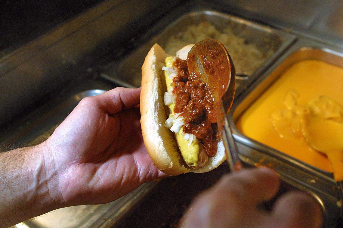 Arbetter Hot Dogs, 8747 SW 40th St, features chili dogs.