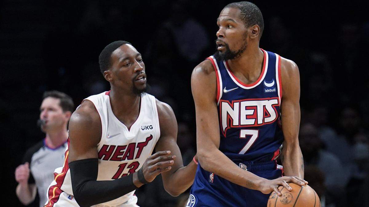El delantero de los Nets de Brooklyn, Kevin Durant (7), busca pasar el balón mientras el centro del Heat de Miami, Bam Adebayo, defiende en el partido celebrado el 3 de marzo de 2022 en Nueva York.