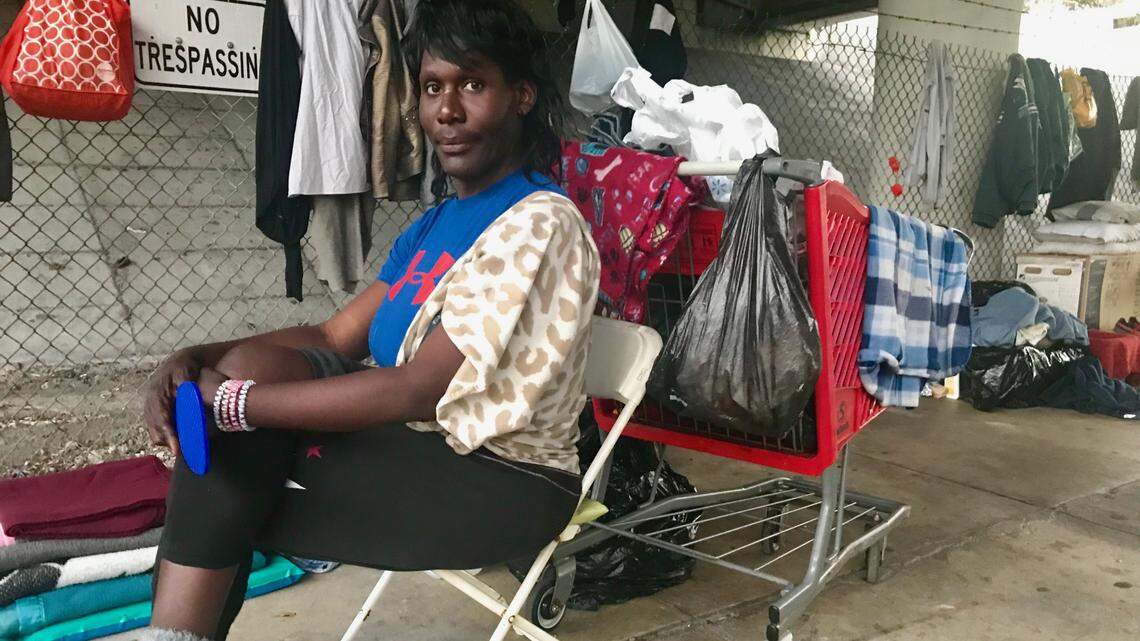 El miamense Keith Jenkins, conocido como “Ebony”, usa un carrito para almacenar y transportar sus pertenencias.